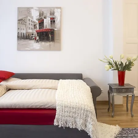 莱昂套房公寓 *